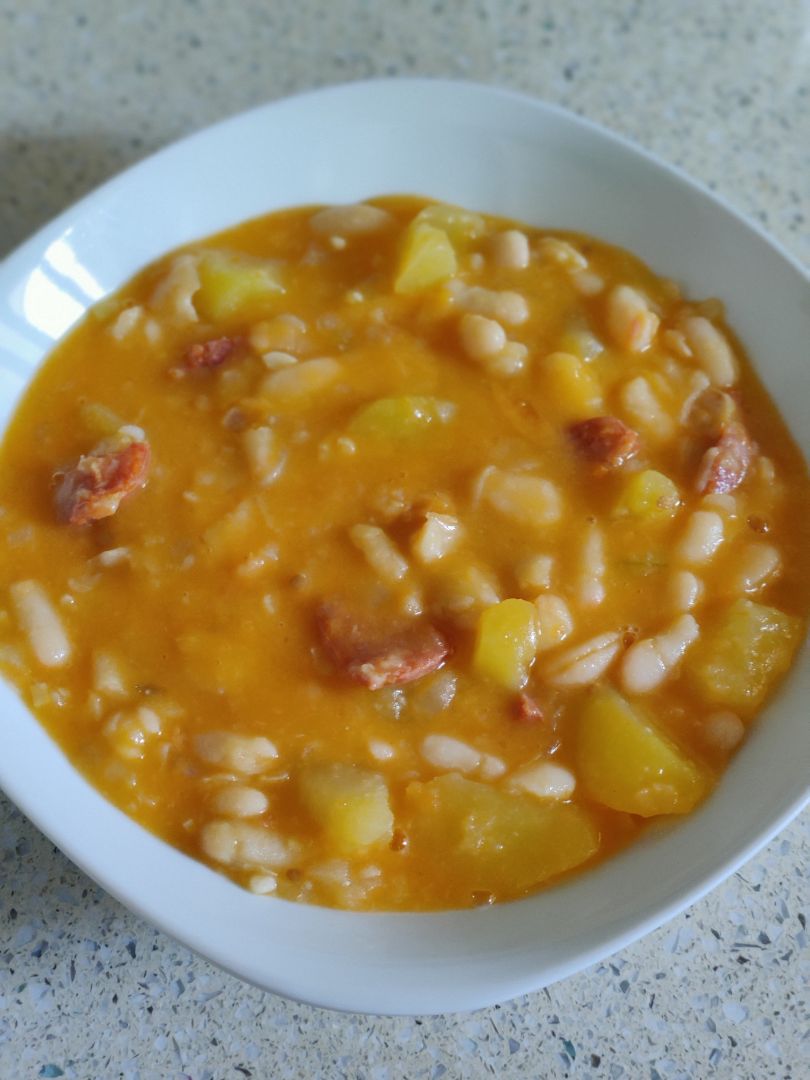 Alubias blancas con patatas y chorizo