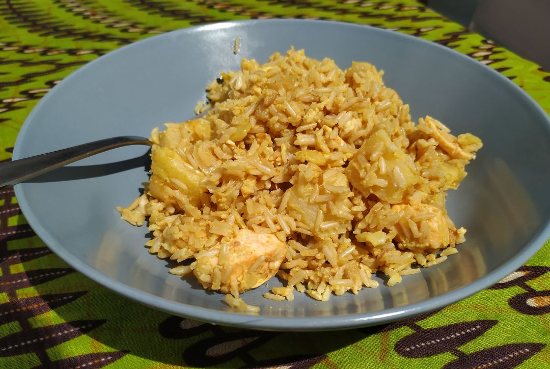 Arroz con salmón y piña Arroz con salmón y piña