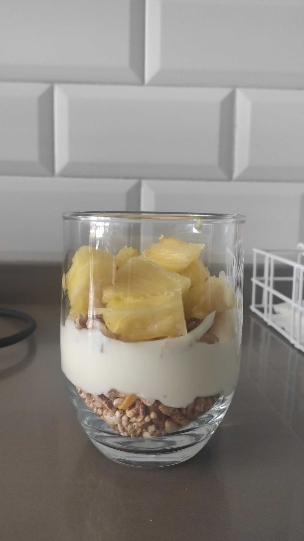 Yogur con mix de cereales, nueces y piña natural Yogur con mix de cereales, nueces y piña natural