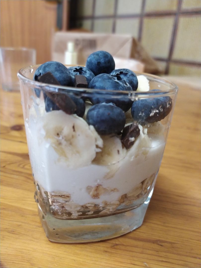 Yogur con avena y fruta. Yogur con avena y fruta.