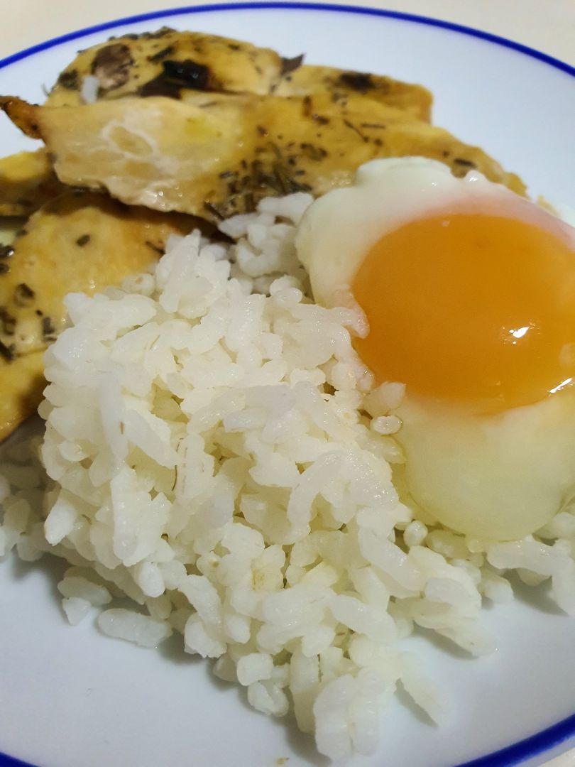 Arroz blanco con huevo y pollo Arroz blanco con huevo y pollo
