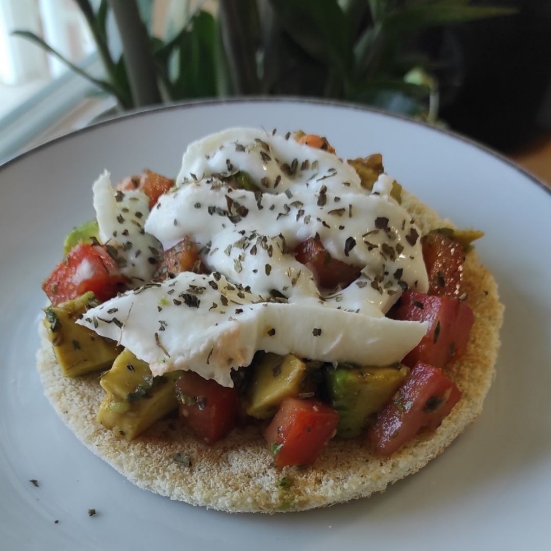 Tosta de yuca (Casabe) con aguacate, tomate y mozzarella de búfala Tosta de yuca (Casabe) con aguacate, tomate y mozzarella de búfala