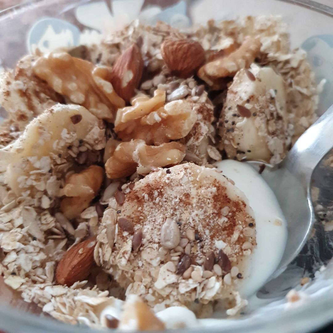 Pl谩tano con avena y frutos secos Pl谩tano con avena y frutos secos