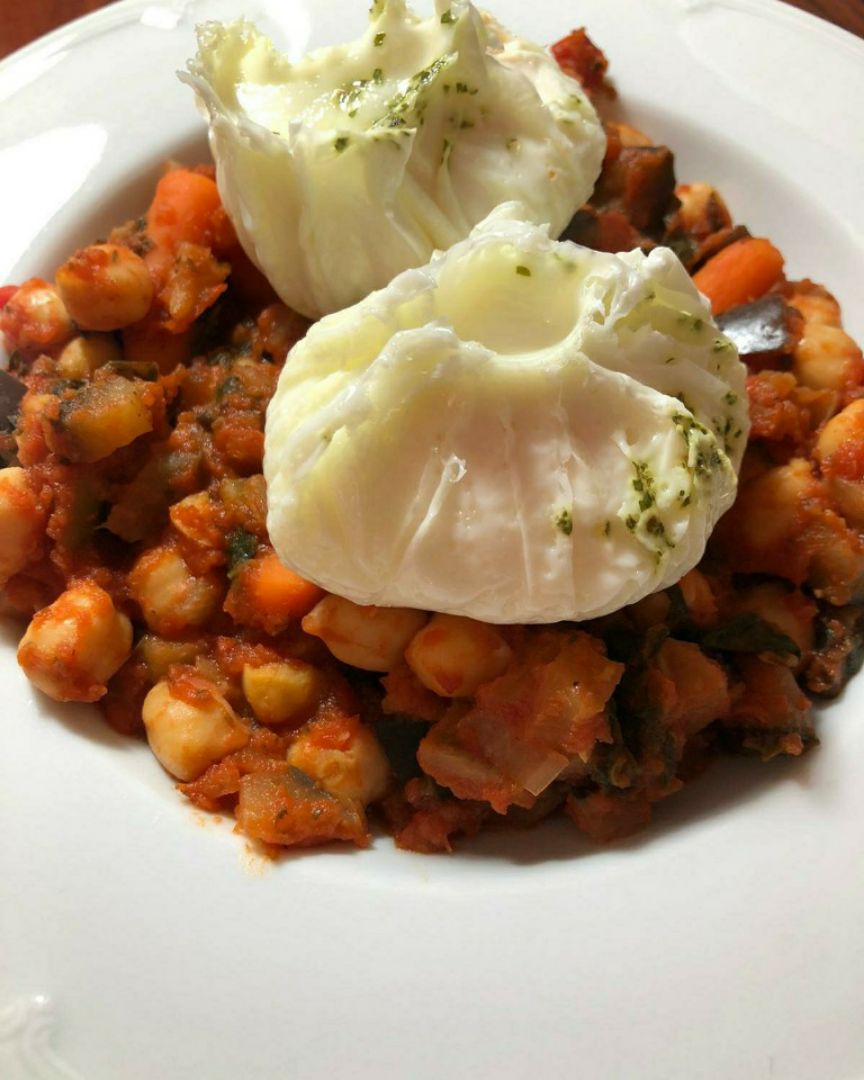 Garbanzos con verdura, tomate y huevos en flor Garbanzos con verdura, tomate y huevos en flor