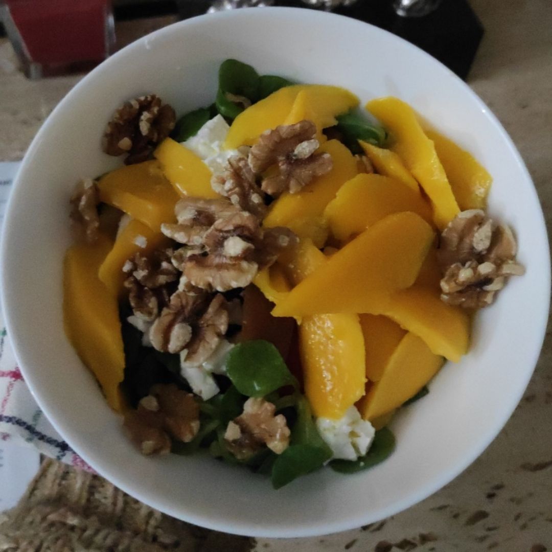 Ensalada de mango y canónigos. Ensalada de mango y canónigos.