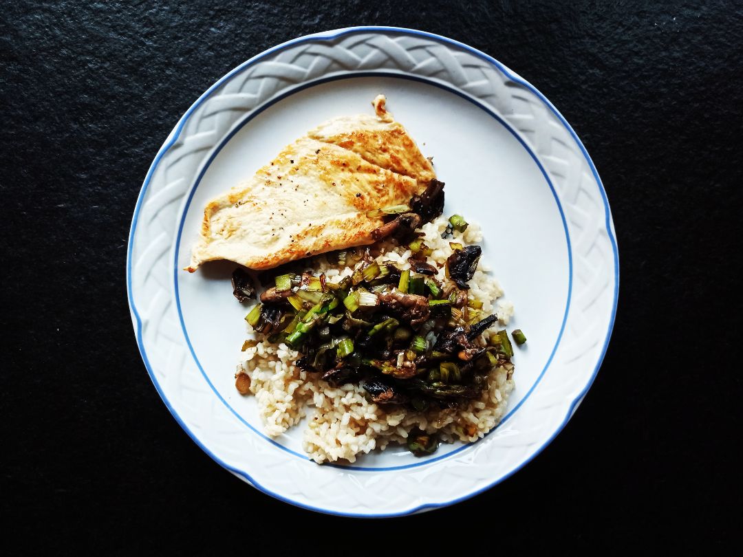 Arroz integral con champiñones, espárragos trigueros y pechuga de pollo Arroz integral con champiñones, espárragos trigueros y pechuga de pollo