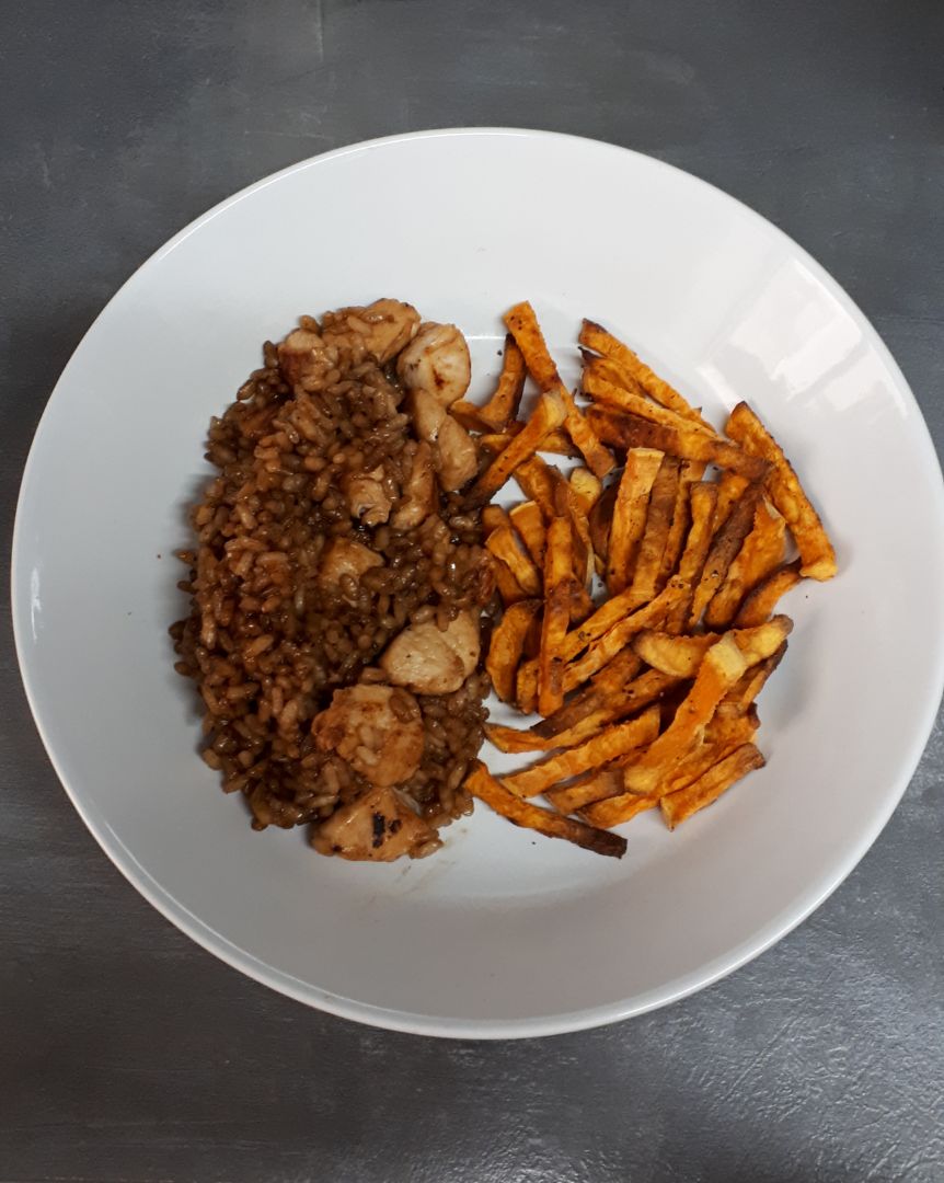 Pollo con arroz al estilo asiático acompañado de unas fries de batata saludables Pollo con arroz al estilo asiático acompañado de unas fries de batata saludables
