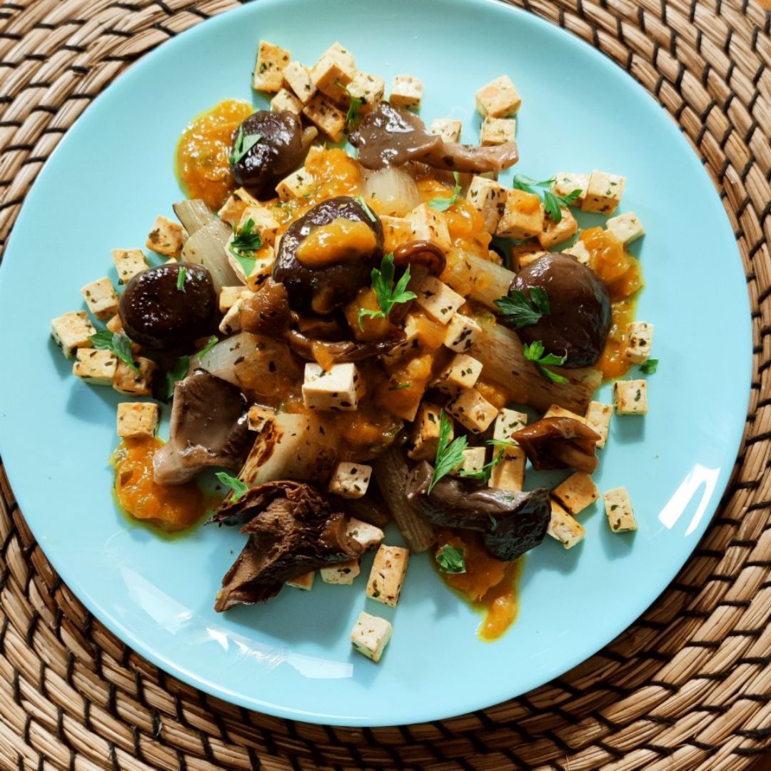 Pencas de acelga salteada con setas, tofu y salsita de mango y curry Pencas de acelga salteada con setas, tofu y salsita de mango y curry