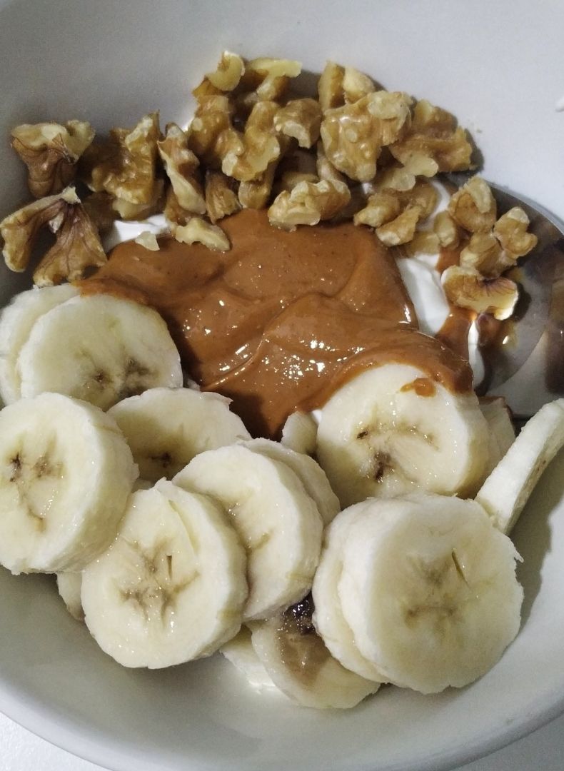 Yogur con plátano, nueces y crema de cacahuete