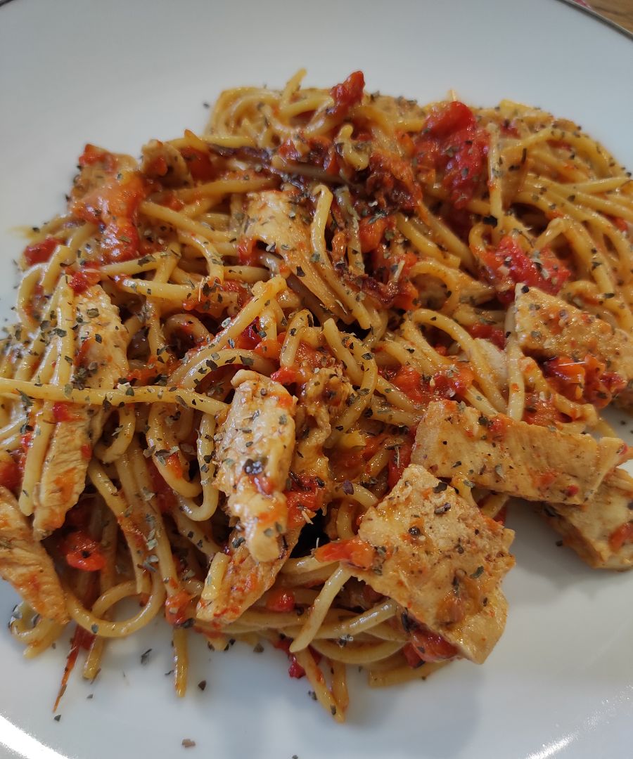 Pasta con pollo y pimiento asado Pasta con pollo y pimiento asado