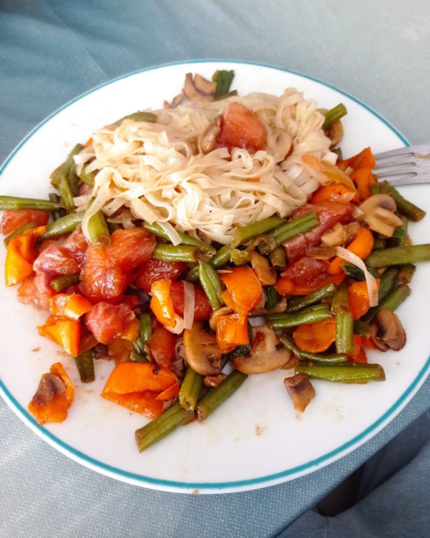 Tallarines de arroz con verduras y salmón 