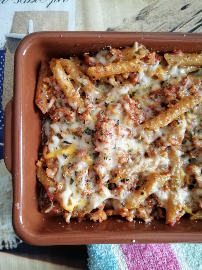 Macarrones con tomate, carne y queso. Macarrones con tomate, carne y queso.
