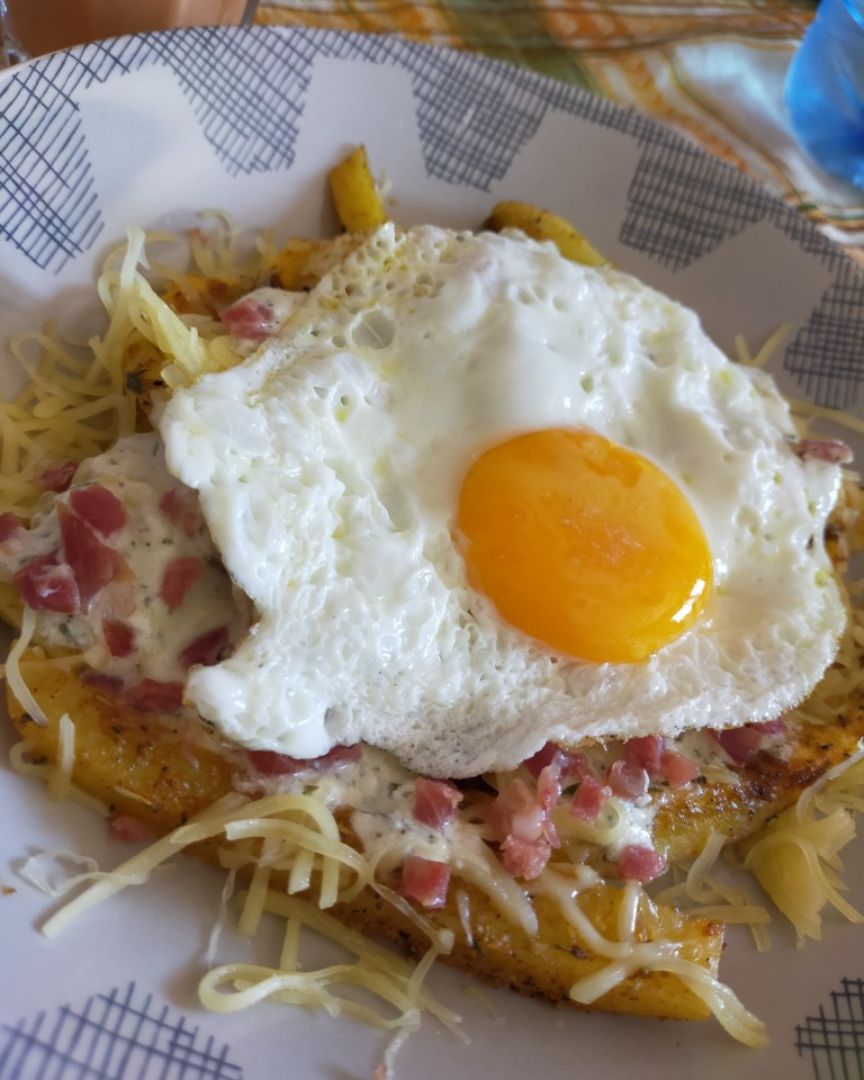 Huevos con patatas y jamón