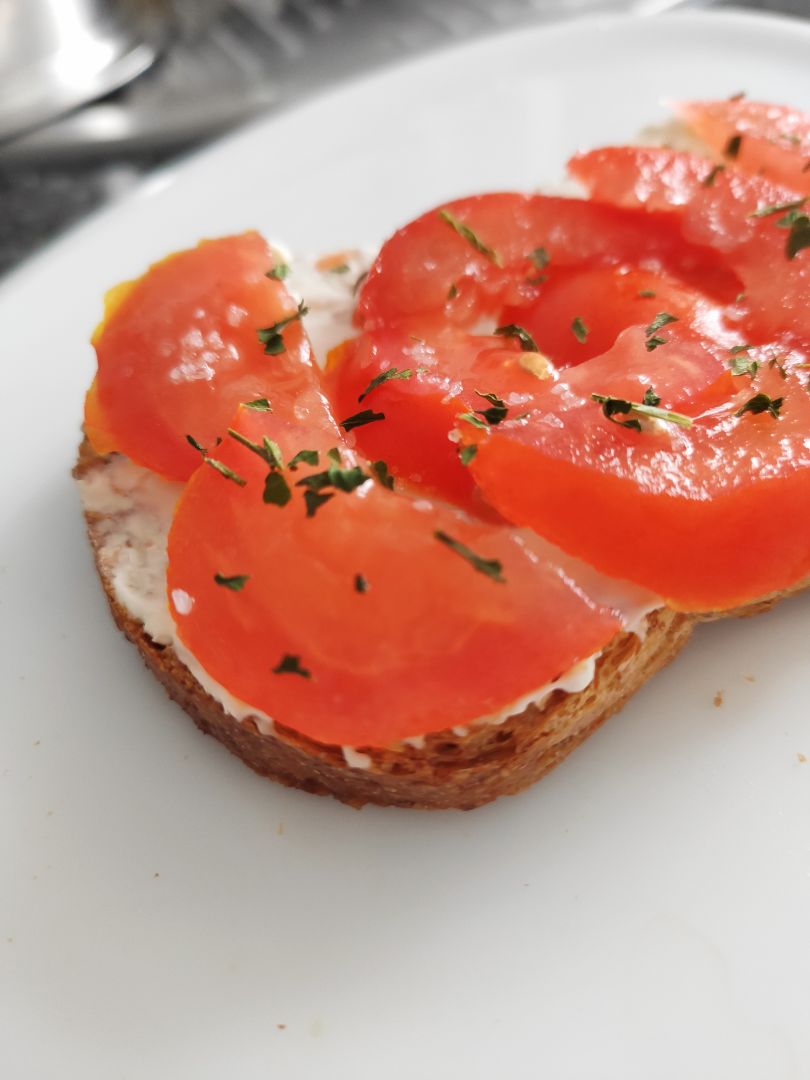 Pan tostado integral con queso, tomate y albahaca Pan tostado integral con queso, tomate y albahaca