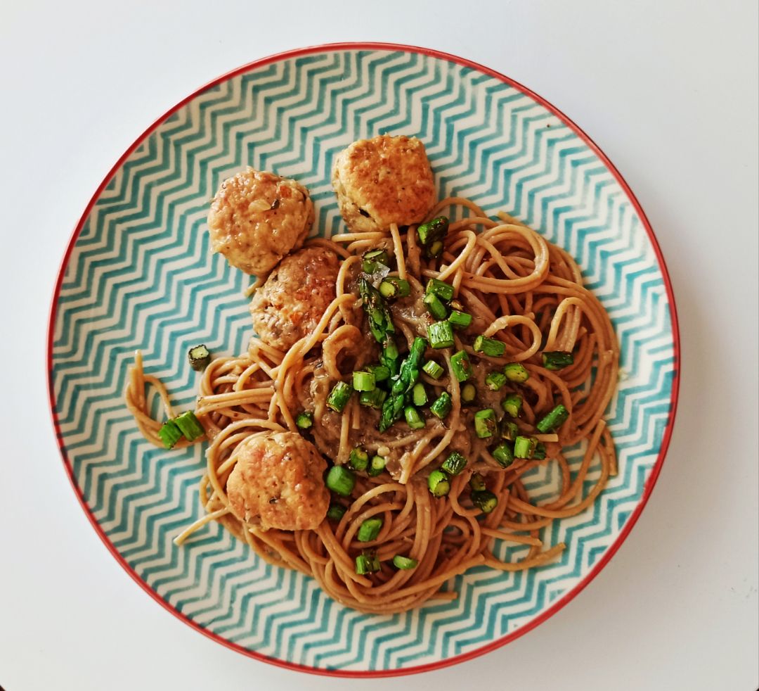 Espaguetis con albóndigas de pollo