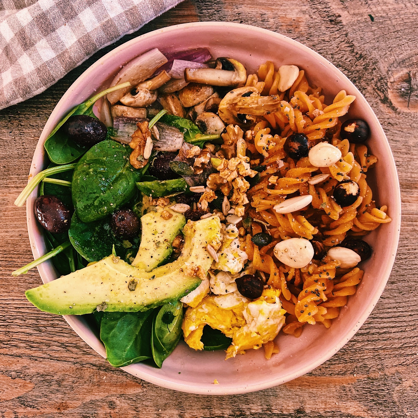 Pasta de lenteja roja con aguacate, espinacas y setas.