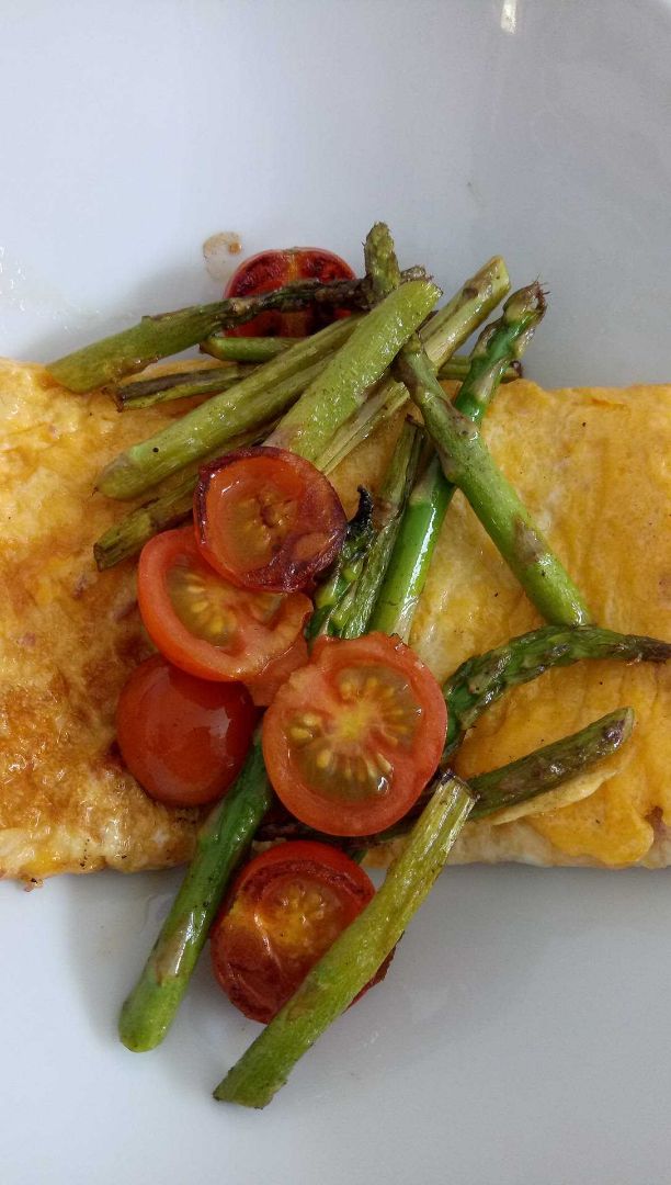 Tortilla francesa con espárragos y cherry Tortilla francesa con espárragos y cherry