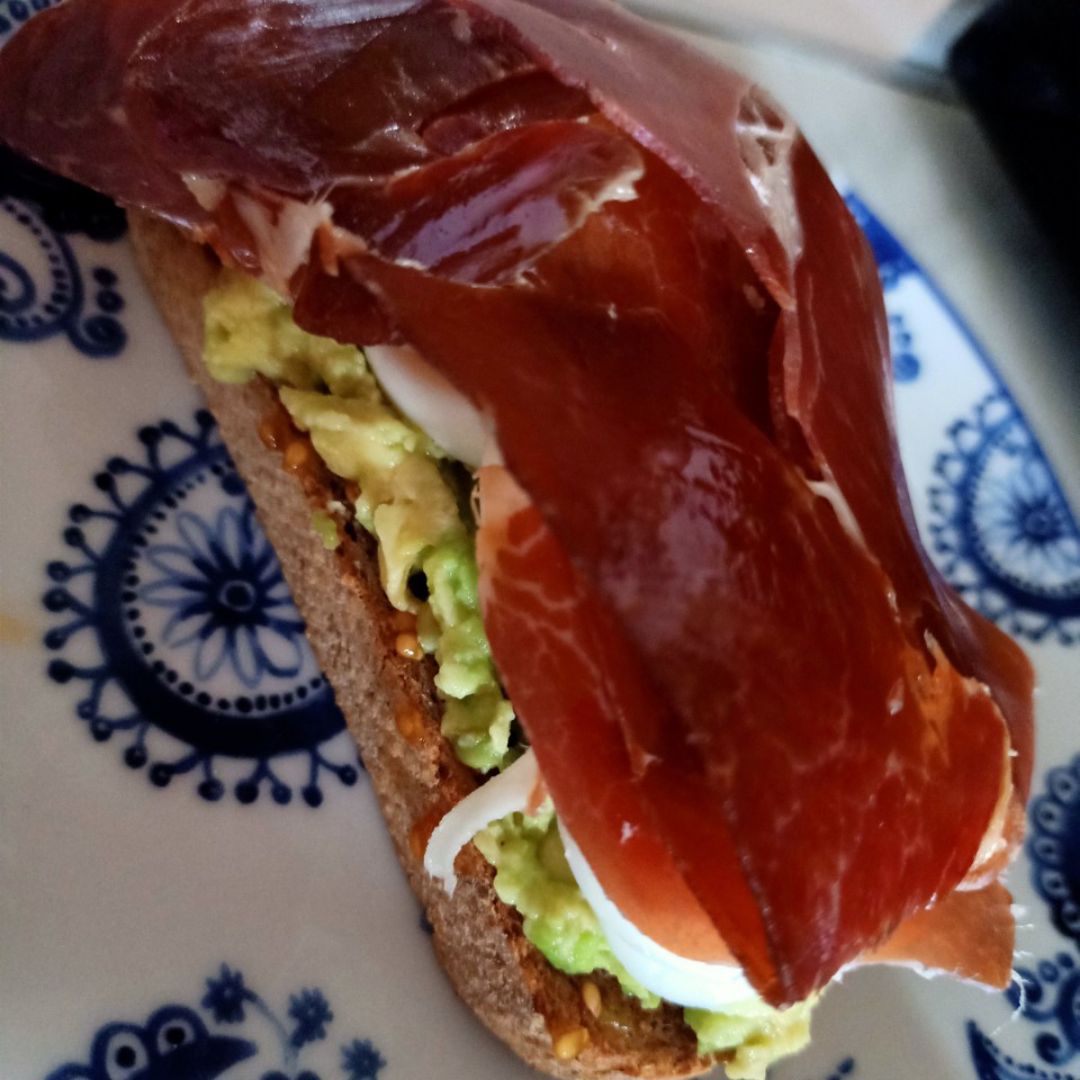 Tostada de jamón, huevo y aguacate Tostada de jamón, huevo y aguacate