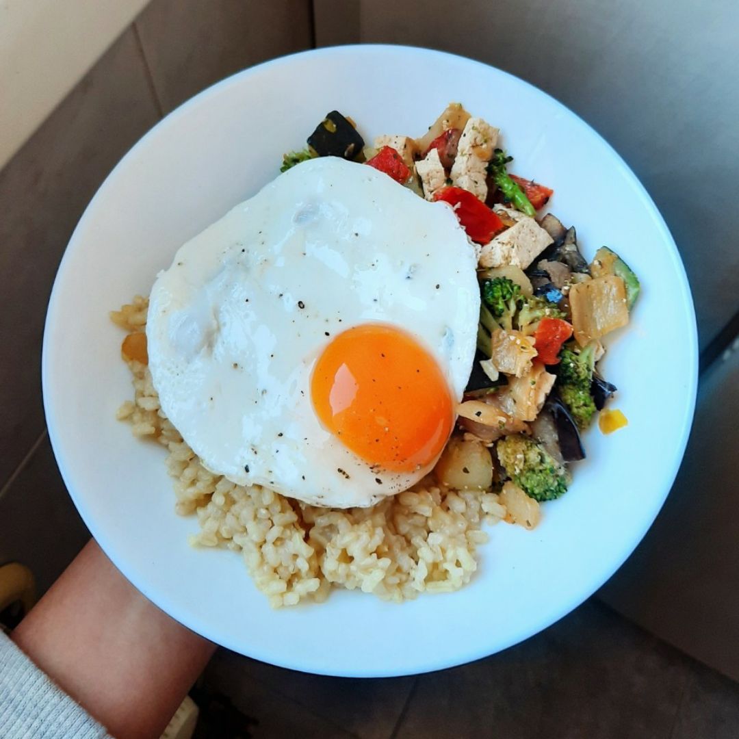 Arroz con verduras, tofu y huevo a la plancha Arroz con verduras, tofu y huevo a la plancha