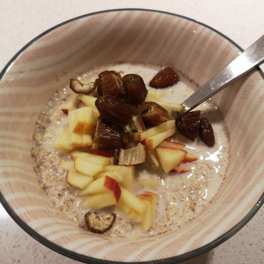 Avena con canela, manzana y dátiles Avena con canela, manzana y dátiles