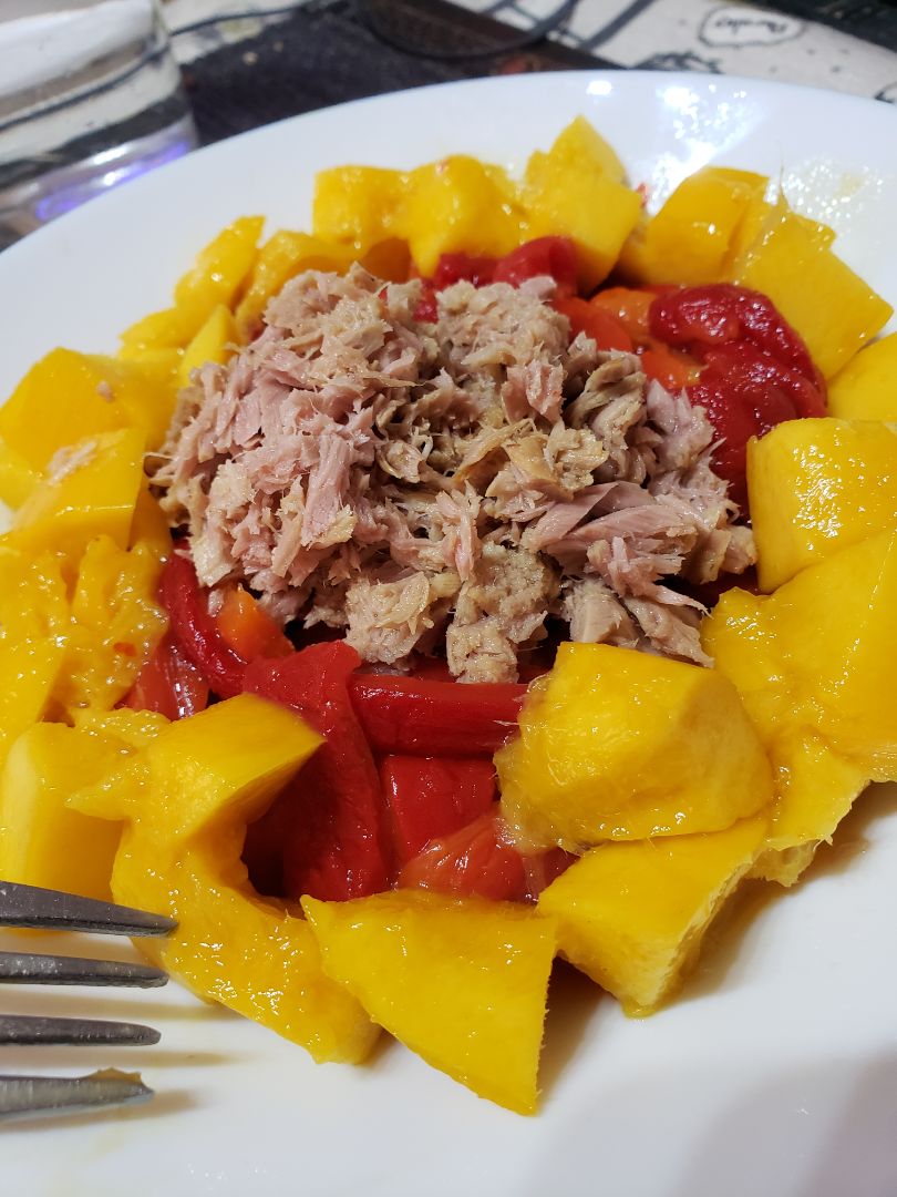 Ensalada de pimientos, atún y mango