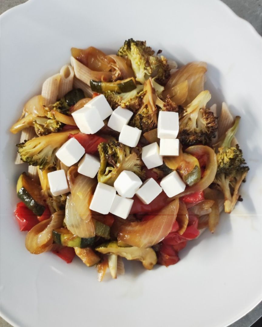 Pasta integral con verduras asadas y queso feta Pasta integral con verduras asadas y queso feta