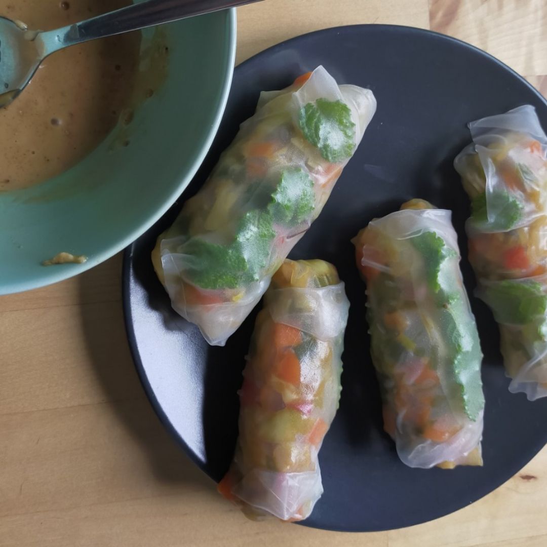 Rollitos de langostino con salsa de cacahuete Rollitos de langostino con salsa de cacahuete