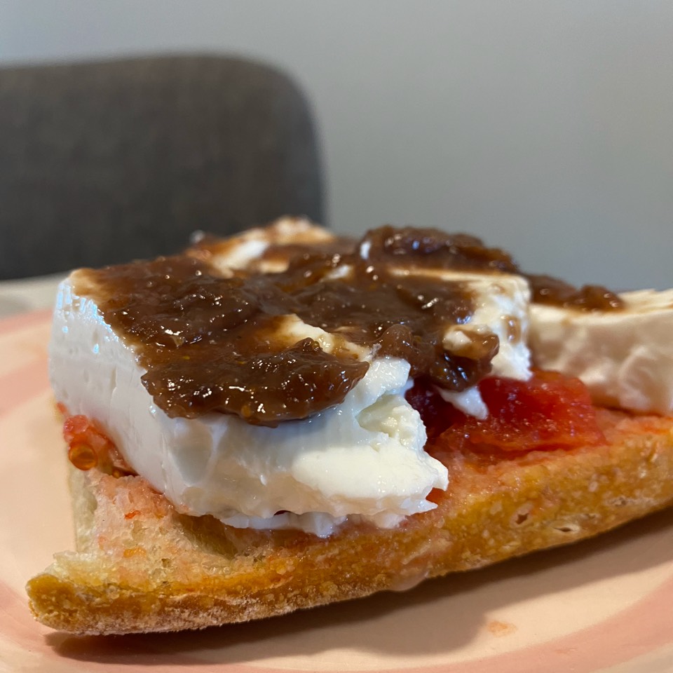 Tostadas con tomate, queso fresco y mermelada realfooding higos Tostadas con tomate, queso fresco y mermelada realfooding higos