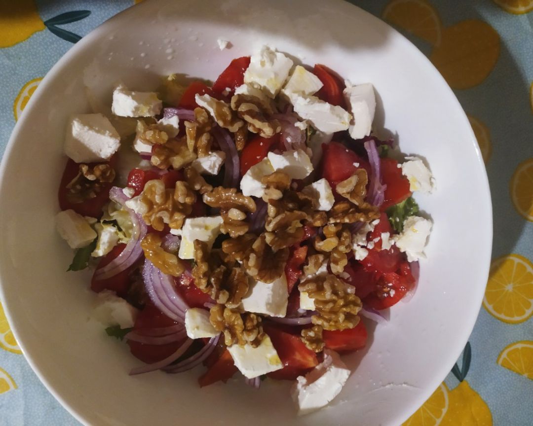 Ensalada brotes tomate cebolla morada queso cabra y nueces Ensalada brotes tomate cebolla morada queso cabra y nueces