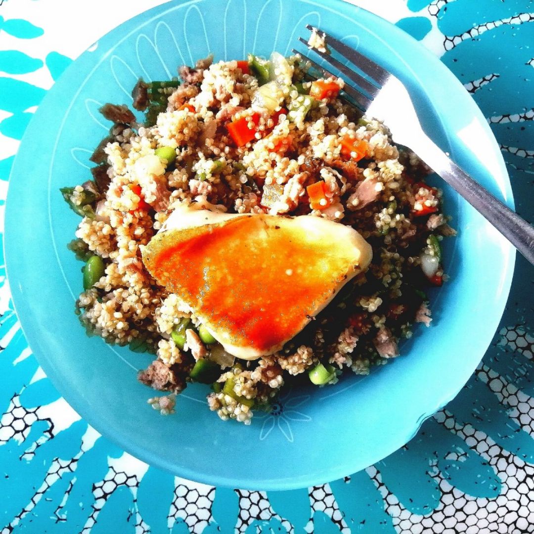 Ensalada de quinoa, atún y queso provolone a la plancha con vinagreta de pimiento verde, cebolleta, zanahoria y edamames Ensalada de quinoa, atún y queso provolone a la plancha con vinagreta de pimiento verde, cebolleta, zanahoria y edamames