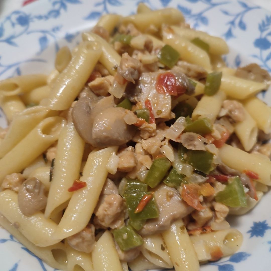 Macarrones con soja texturizada, verduras y queso azul Macarrones con soja texturizada, verduras y queso azul