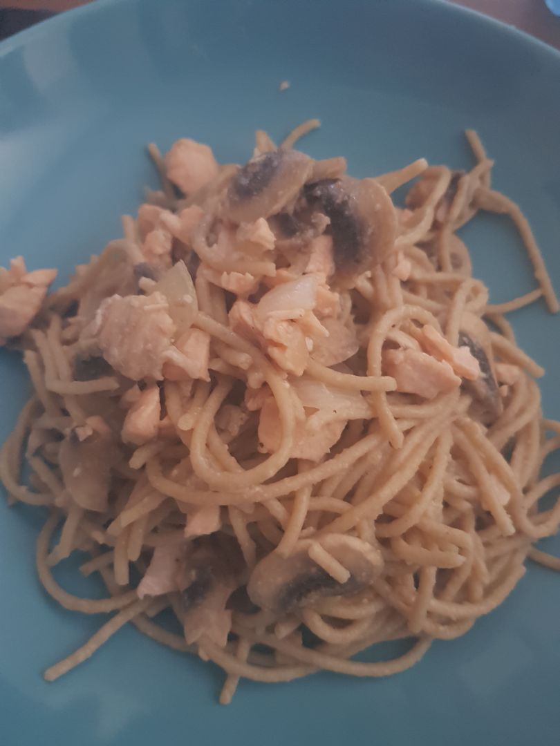 Espaguetis con Salm贸n y champi帽ones 馃悷馃崉 Espaguetis con Salm贸n y champi帽ones 馃悷馃崉