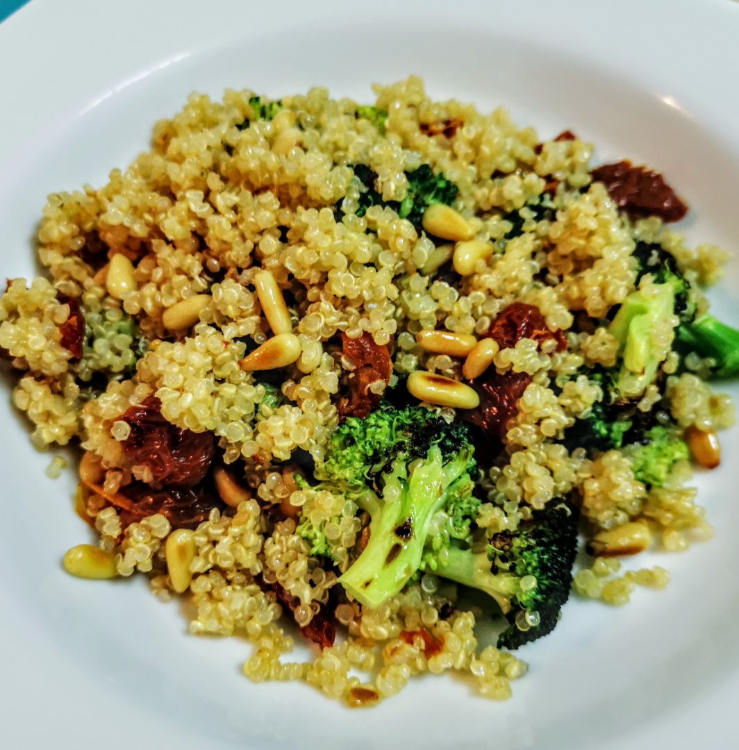 Ensalada tibia de quinoa, brócoli, piñones y tomate seco Ensalada tibia de quinoa, brócoli, piñones y tomate seco