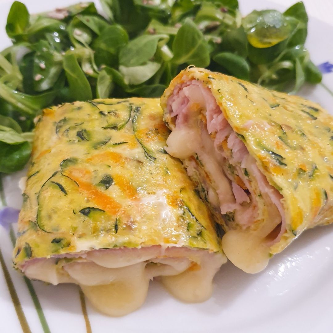 Rulo de calabacin y zanahoria relleno. Rulo de calabacin y zanahoria relleno.