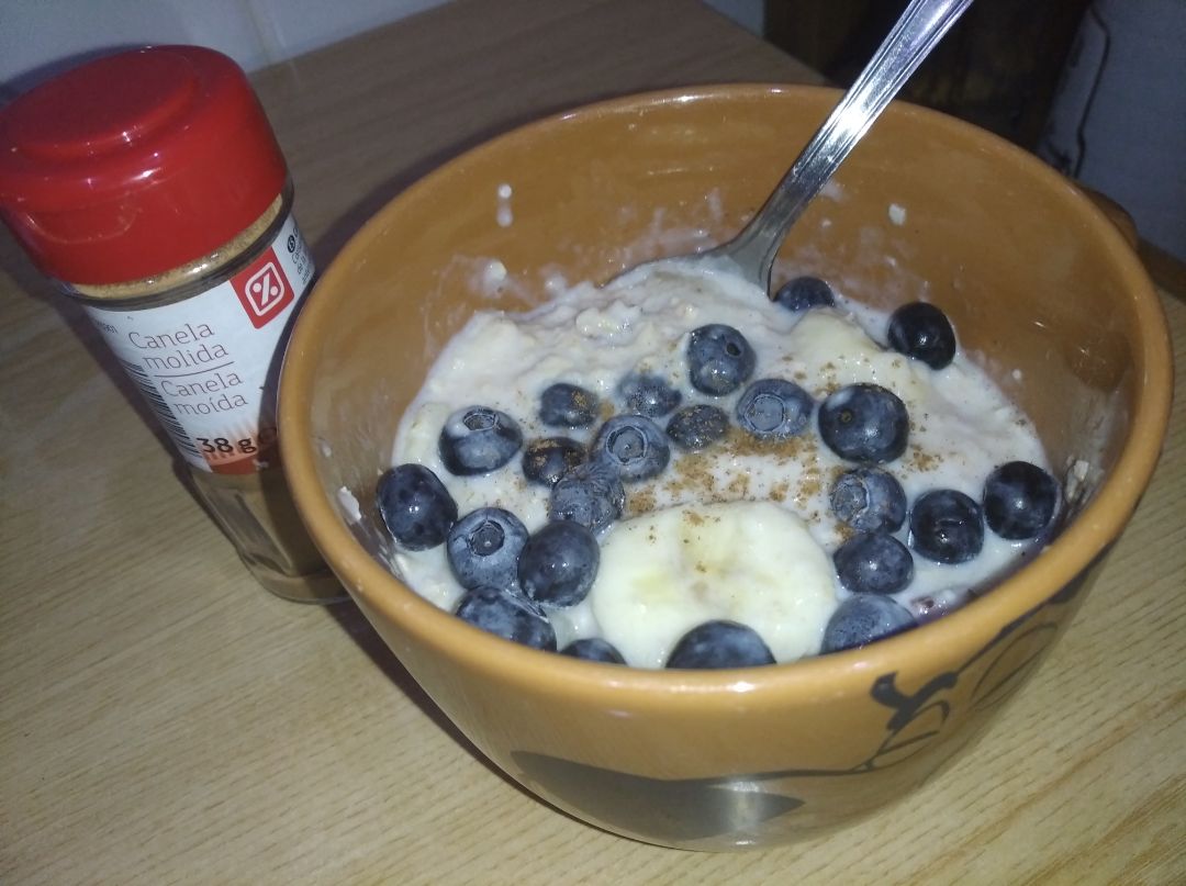 Porridge de avena con plátano, arándanos y nuez pacana