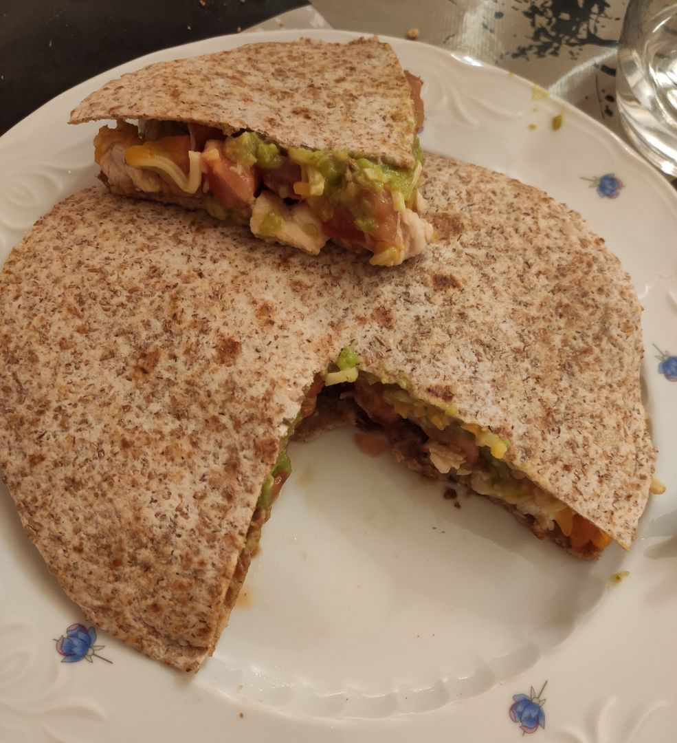 Quesadilla de pollo, tomate, queso y guacamole Quesadilla de pollo, tomate, queso y guacamole
