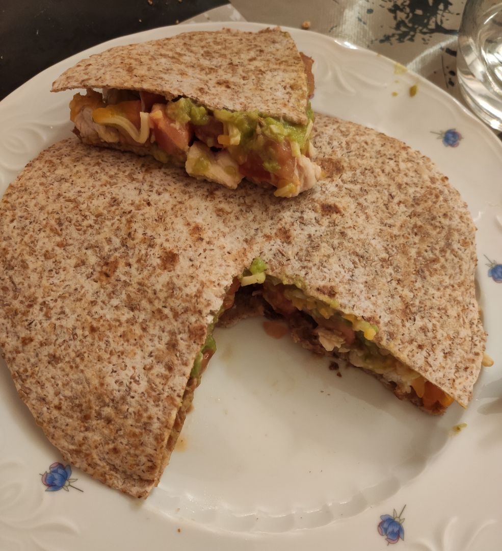 Quesadilla de pollo, tomate, queso y guacamole