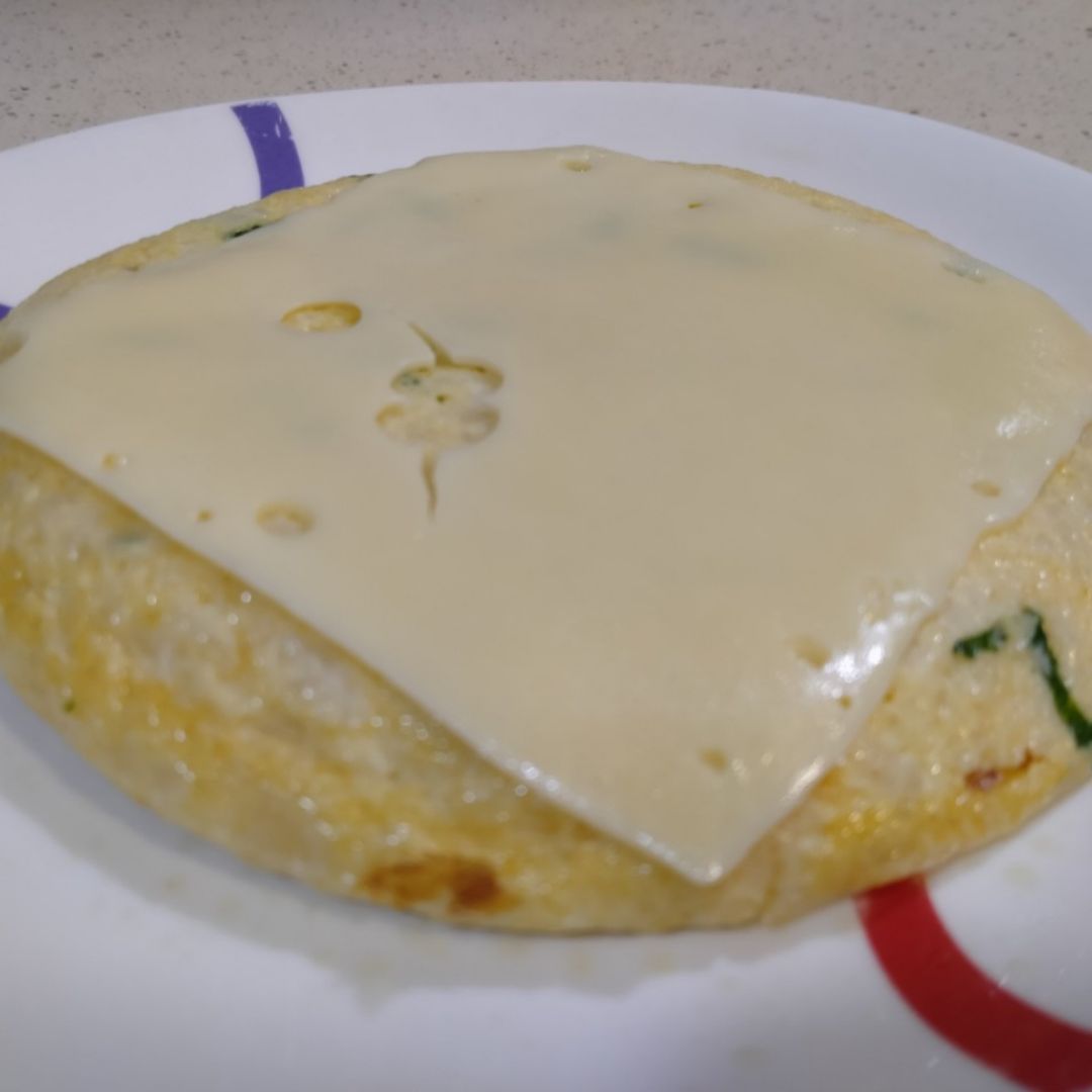 Tortilla de coliflor con queso