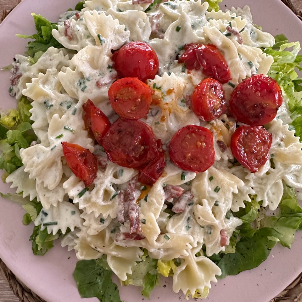 Farfalle con bacon en salsa de cebollino Farfalle con bacon en salsa de cebollino