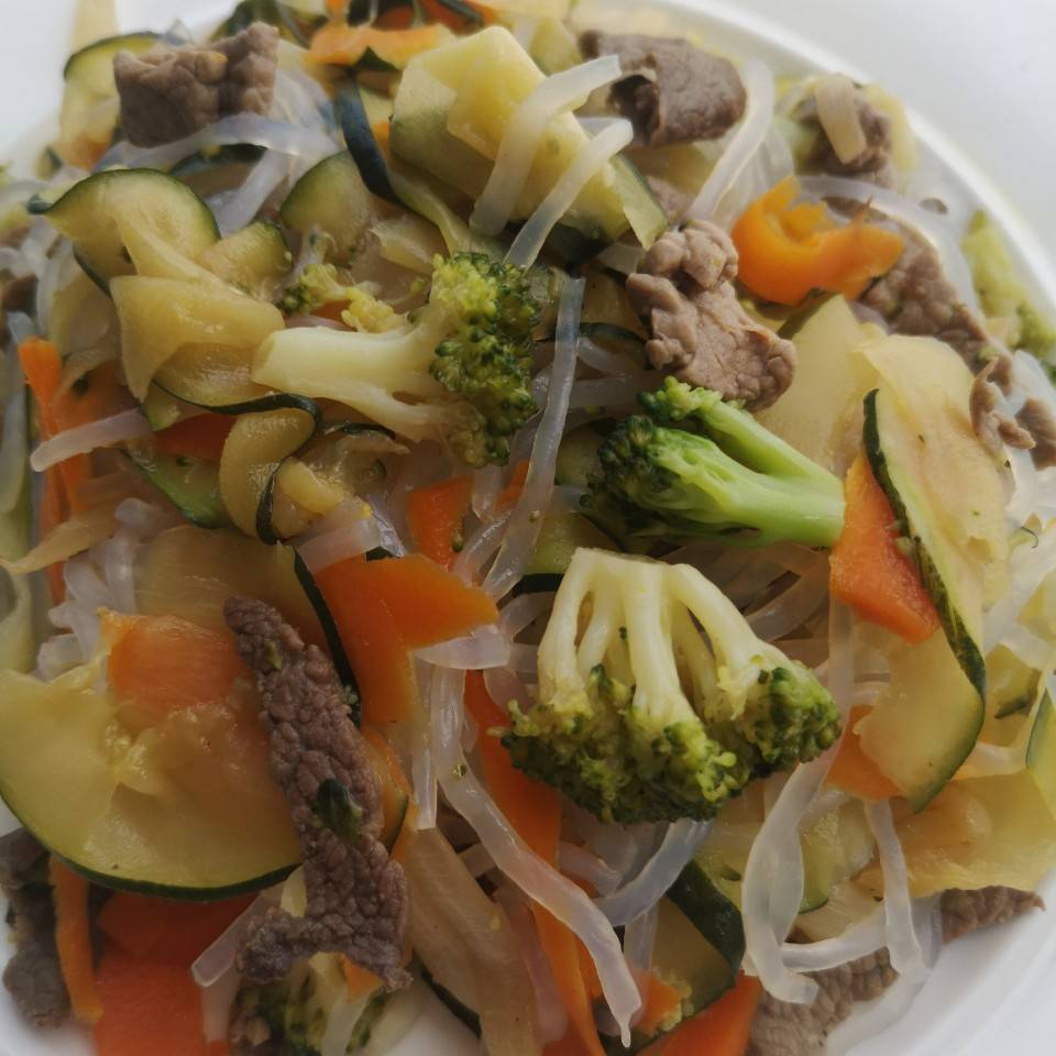 Wok de verduras y ternera con konyac Wok de verduras y ternera con konyac