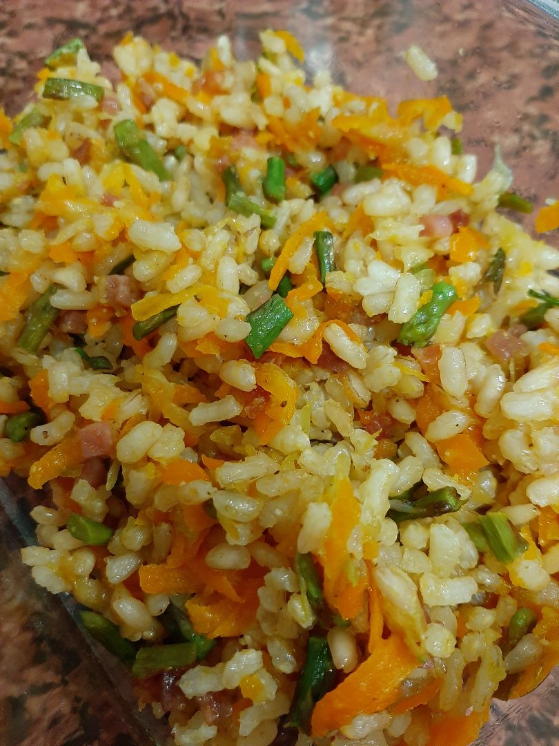 Arroz integral con verduritas salteadas y taquitos de jamón Arroz integral con verduritas salteadas y taquitos de jamón