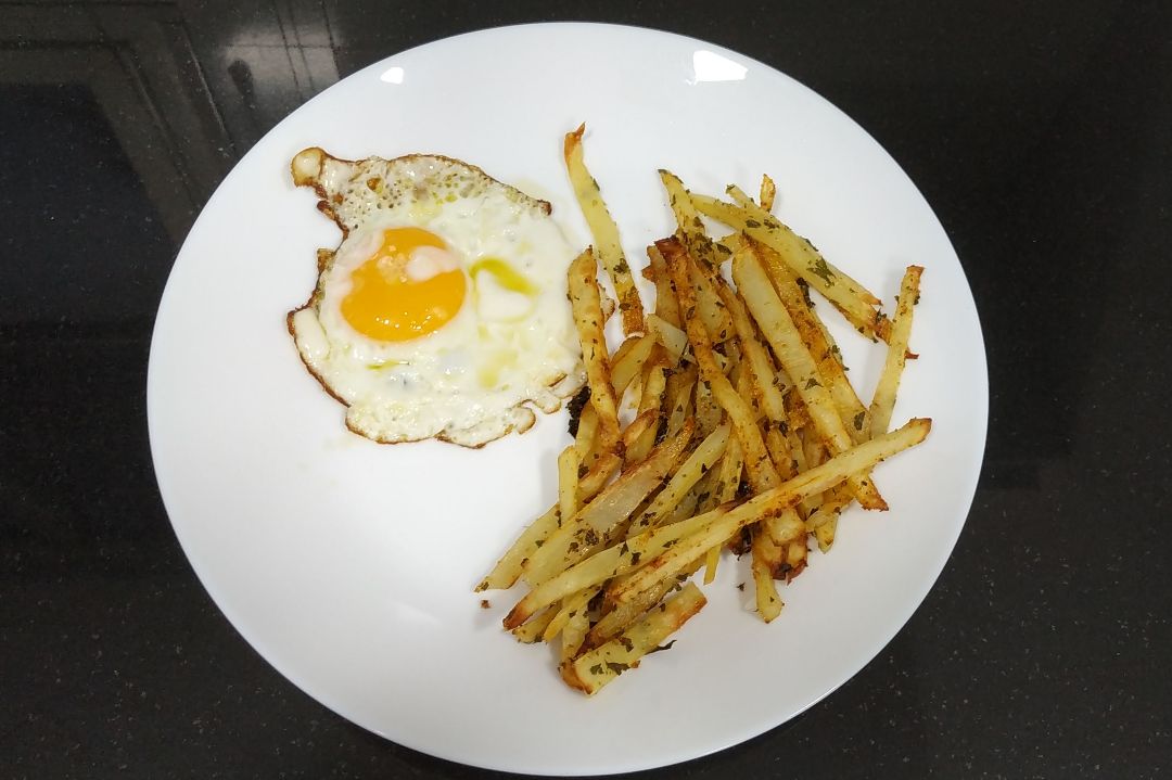 Huevo a la plancha con patatas al horno