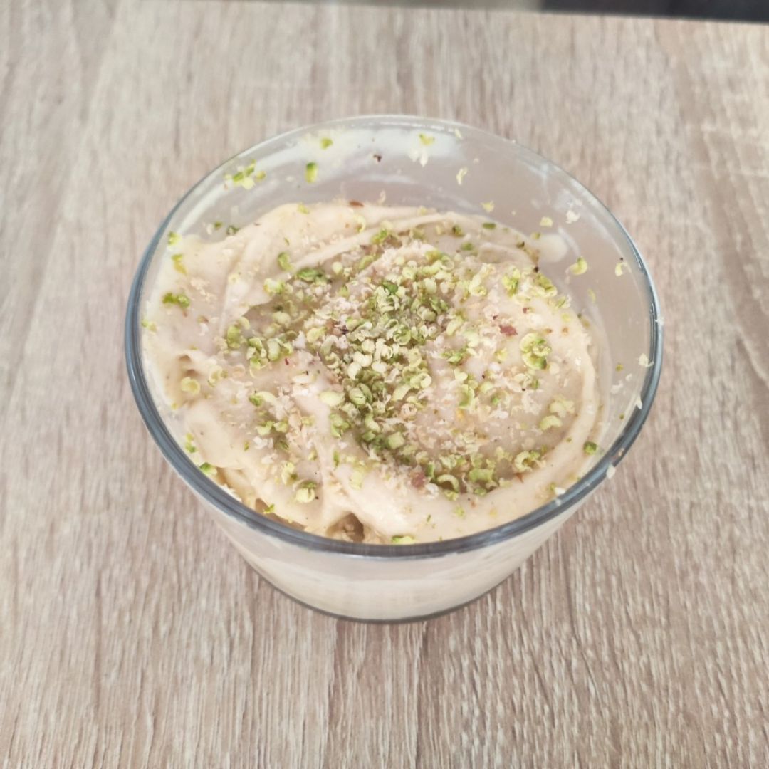 Helado de plátano y avellanas con crunchy de pistacho Helado de plátano y avellanas con crunchy de pistacho