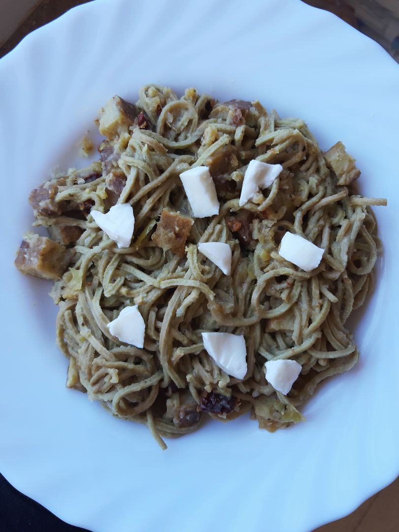 Espaguetis de edamame con seitán y salsa de manzana