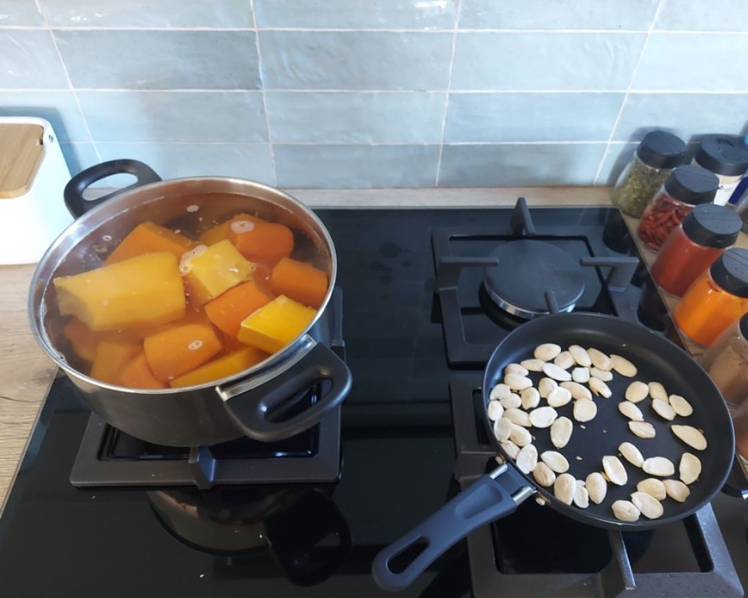 🥕CREMA DE CALABAZA, ZANAHORIA Y ALMENDRAS🥕 Paso 1 🥕CREMA DE CALABAZA, ZANAHORIA Y ALMENDRAS🥕 Paso 1