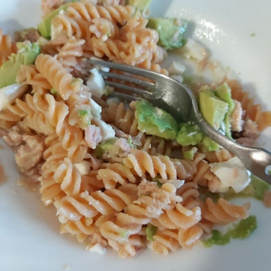 Pasta de lentejas con aguacate,  queso fresco y atun
