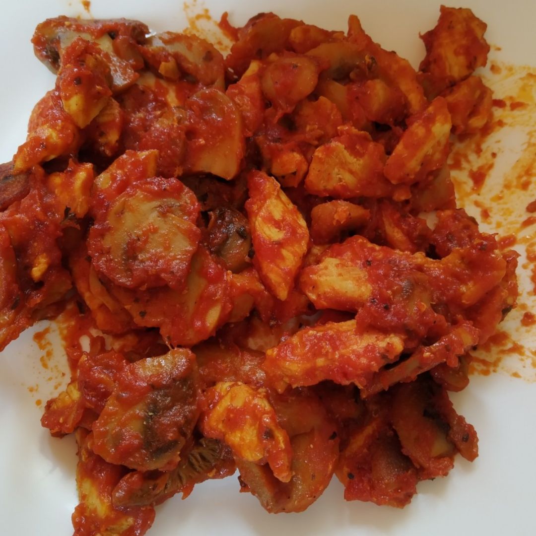 POLLO AL CURRY CON SOFRITO DE TOMATE Y CHAMPIÑONES POLLO AL CURRY CON SOFRITO DE TOMATE Y CHAMPIÑONES