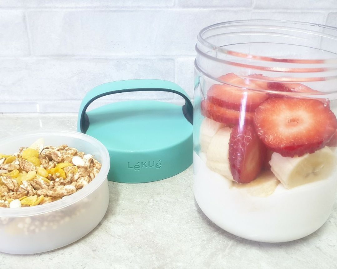 Yogur con fruta y cereales Yogur con fruta y cereales