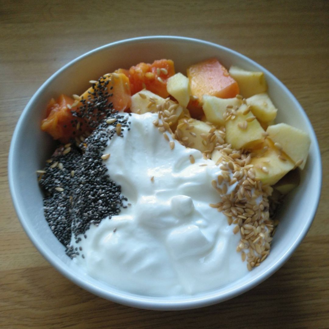 Yogur con papaya y manzana