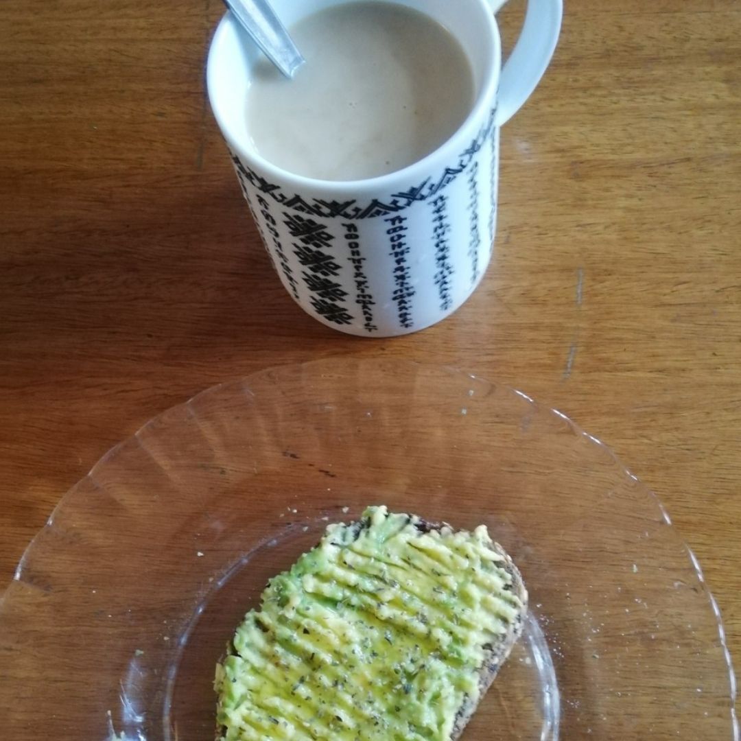 Tostada con aguacate y leche de avena con café Tostada con aguacate y leche de avena con café